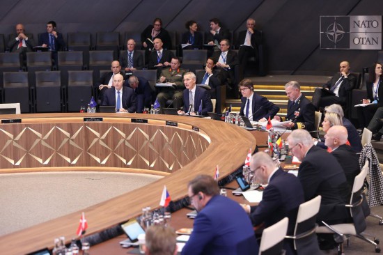 這是2月15日在比利時布魯塞爾拍攝的北約防長會現(xiàn)場。為期一天的北約成員國國防部長會議15日在比利時首都布魯塞爾結(jié)束。會議就加強(qiáng)北約的威懾和防御以及對烏克蘭的支持等問題展開討論。新華社記者趙丁喆攝