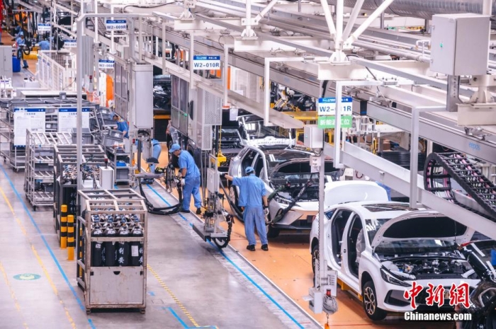 資料圖：工人在新能源汽車生產(chǎn)線上作業(yè)。李南軒 攝