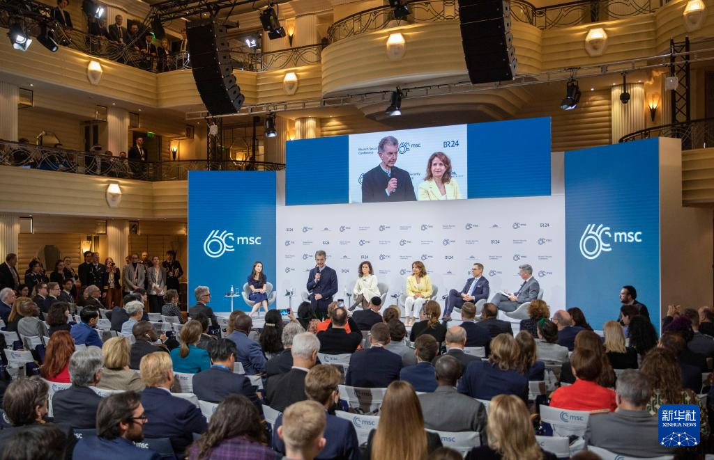2月18日，慕安會主席克里斯托夫·霍伊斯根（中左二）在德國慕尼黑舉行的第60屆慕尼黑安全會議上發(fā)表閉幕致辭。新華社記者 張帆 攝