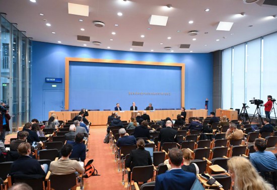 這是2月12日在德國柏林拍攝的《2024年慕尼黑安全報告》發(fā)布現(xiàn)場。新華社記者 任鵬飛 攝