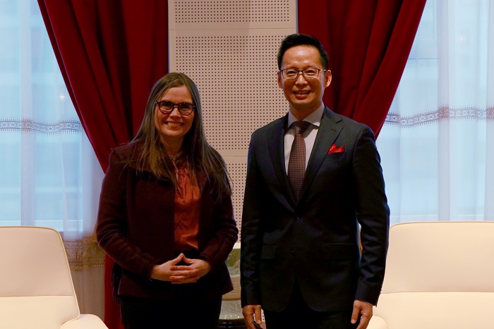 冰島總理雅各布斯多蒂爾（右一）與中國駐冰島大使何儒龍合影。中國駐冰島大使館供圖