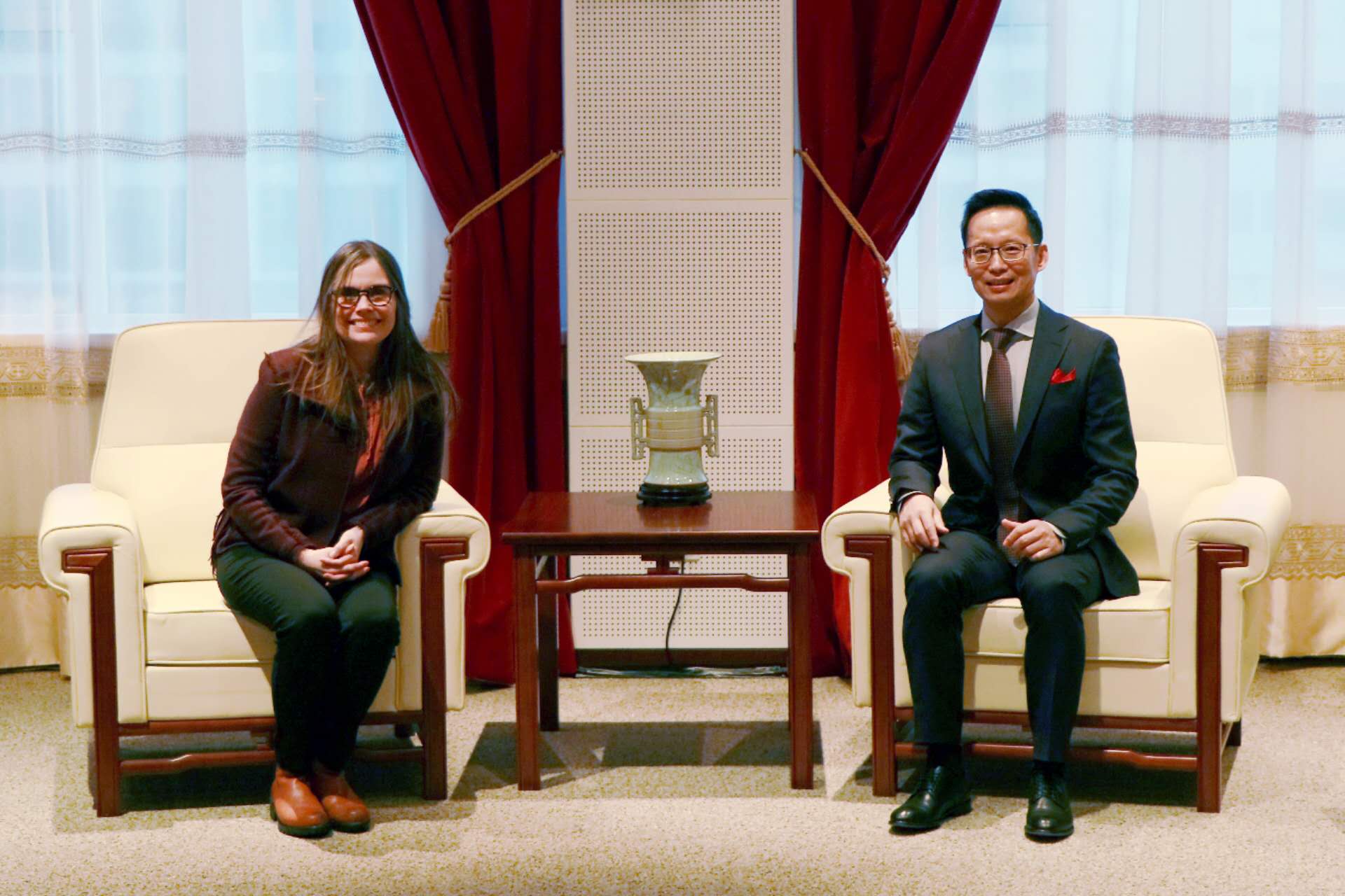 冰島總理雅各布斯多蒂爾（右一）與中國駐冰島大使何儒龍合影。中國駐冰島大使館供圖