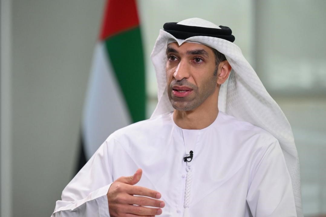 阿聯(lián)酋外貿(mào)國務(wù)部長薩尼·宰尤迪接受采訪。阿聯(lián)酋通訊社供圖