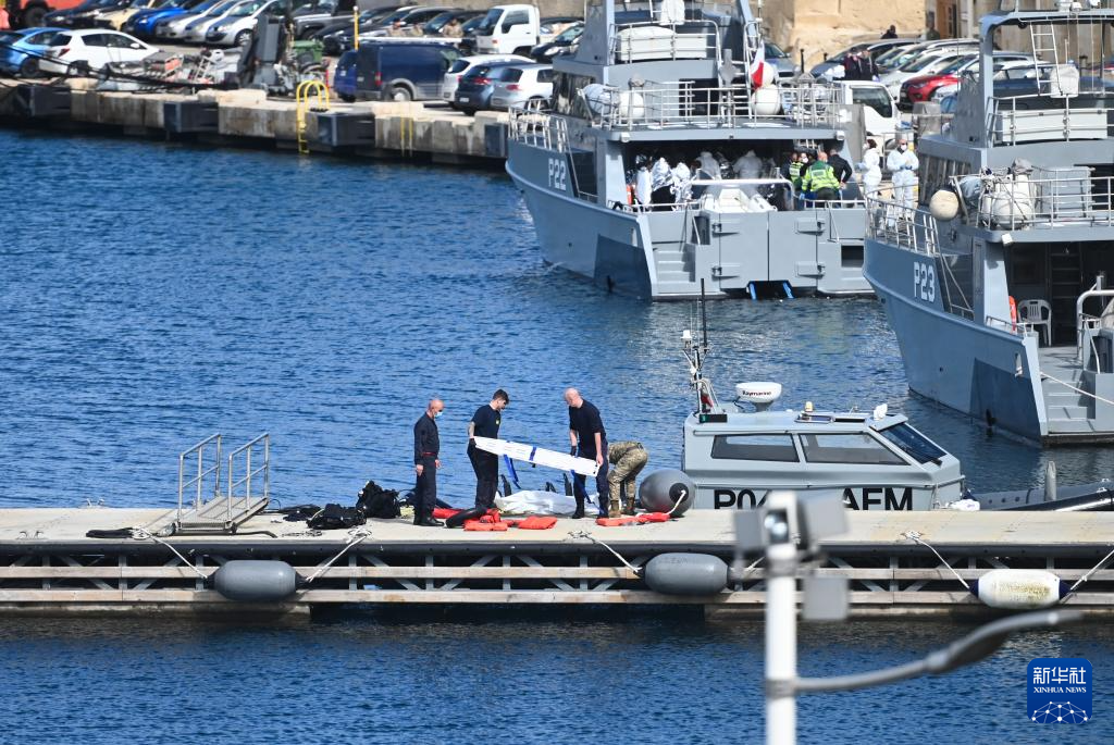 2月23日，在馬耳他皮耶塔，工作人員準備搬運一具非法移民遇難者遺體。新華社發(fā)（喬納森·博格攝）