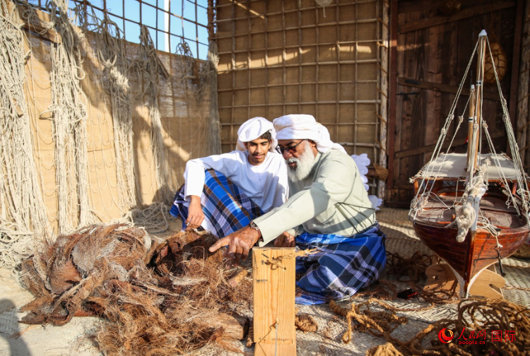 手工藝者展示如何用棕櫚葉制作繩子。人民網(wǎng) 塔里克·易卜拉欣攝
