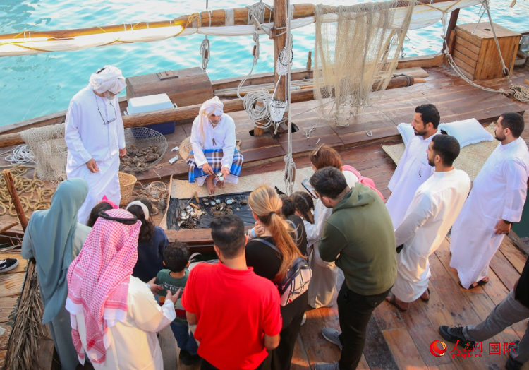 游客了解采珠工作。人民網(wǎng) 塔里克·易卜拉欣攝