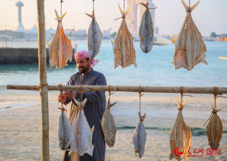    手工藝者展示如何晾曬魚(yú)干。人民網(wǎng) 塔里克·易卜拉欣攝