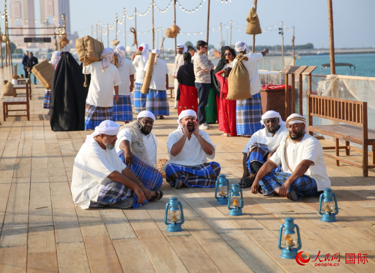 演藝人員展示售賣產(chǎn)品的場(chǎng)景。人民網(wǎng) 塔里克·易卜拉欣攝