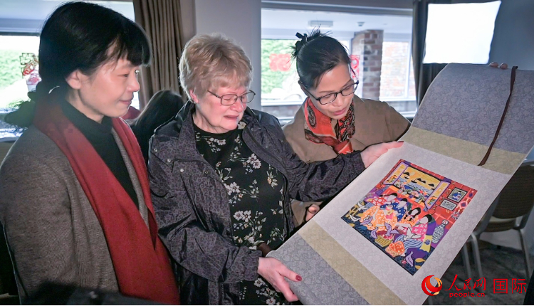 贈(zèng)送舟山漁民畫。人民網(wǎng) 郭錦標(biāo)攝