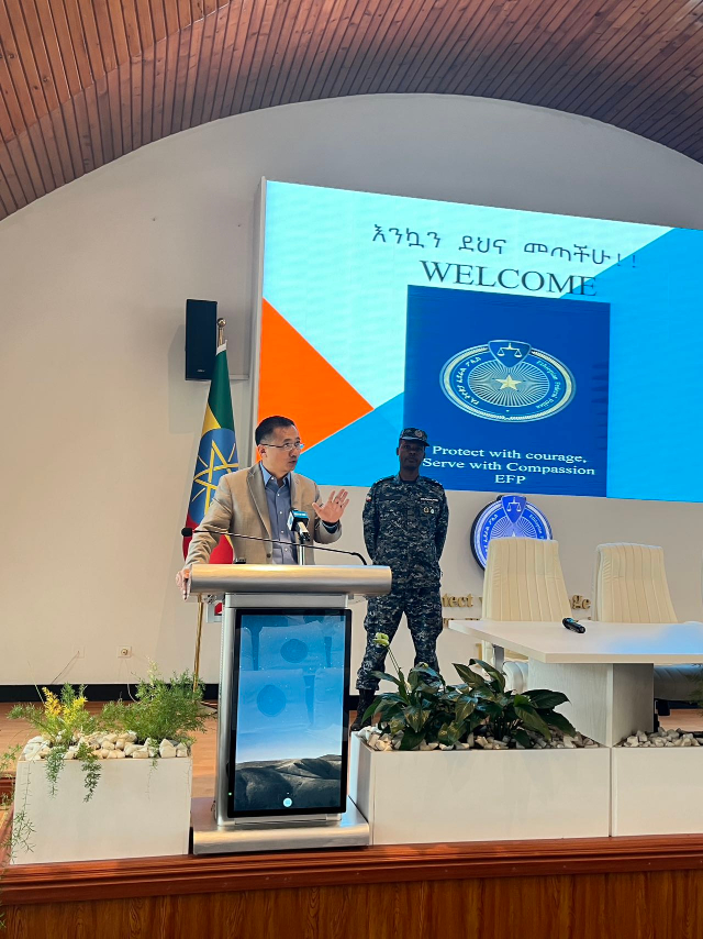 圖為駐埃塞使館首席館員申欽民公參致辭。亞的斯亞貝巴大學(xué)孔子學(xué)院供圖