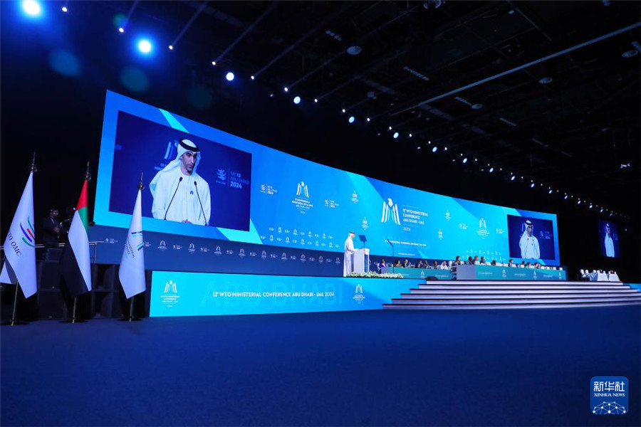 2月26日，在阿聯(lián)酋首都阿布扎比，阿聯(lián)酋外貿(mào)國務(wù)部長、世貿(mào)組織第13屆部長級會議主席薩尼·澤尤迪在世界貿(mào)易組織第13屆部長級會議開幕式上致辭。新華社發(fā)（世界貿(mào)易組織供圖）