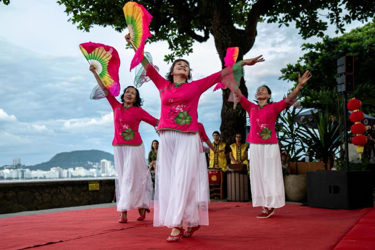 當地時間2月24日晚，2024年元宵節(jié)慶祝活動在巴西里約熱內盧市科帕卡巴納要塞舉辦。巴西山河文化促進中心供圖