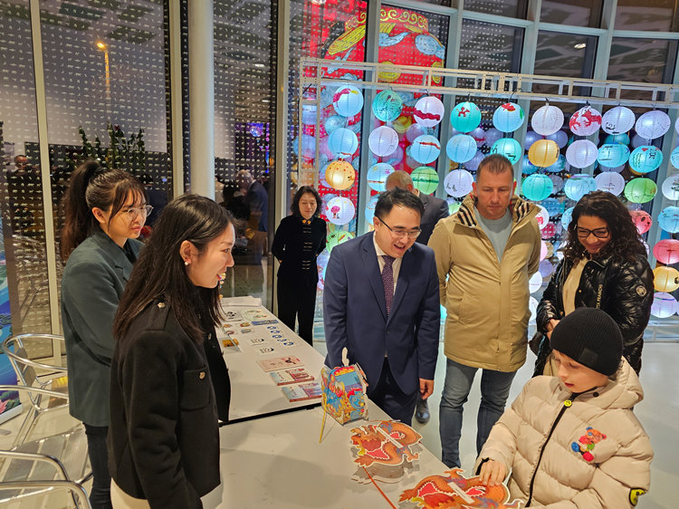 匈牙利小朋友猜燈謎。翟朝暉攝