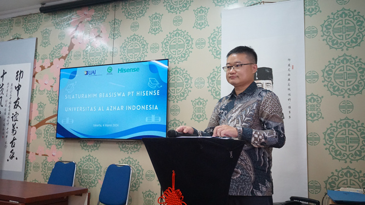 海信印尼公司總經(jīng)理李現(xiàn)委致辭。阿拉扎大學(xué)孔子學(xué)院供圖