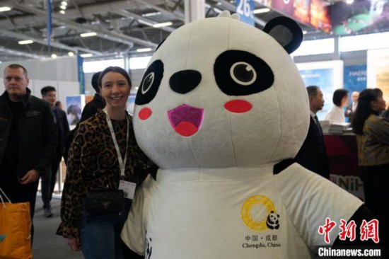 3月5日，2024年柏林國(guó)際旅游交易會(huì)(ITB)在柏林會(huì)展中心拉開(kāi)帷幕。以“你好！中國(guó)”為主題的中國(guó)展區(qū)當(dāng)日亮相展會(huì)。圖為觀眾與大熊貓人偶合影。中新社記者 馬秀秀 攝