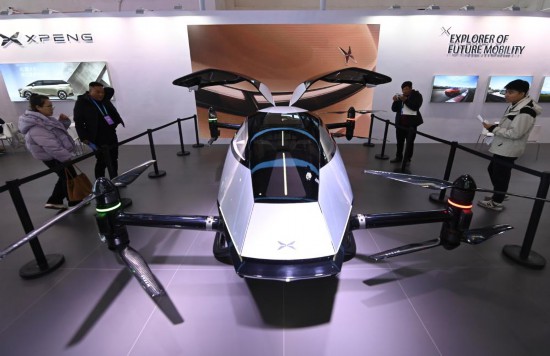 2023年12月1日，在鏈博會(huì)智能汽車(chē)鏈展區(qū)小鵬汽車(chē)展臺(tái)，參觀者觀看一臺(tái)智能飛行器。新華社記者蔡湘鑫攝