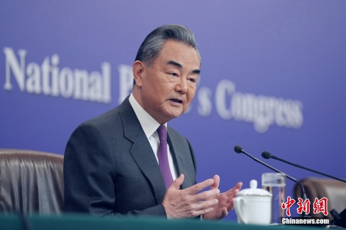3月7日，十四屆全國人大二次會(huì)議在北京舉行記者會(huì)，中共中央政治局委員、外交部長王毅就中國外交政策和對外關(guān)系相關(guān)問題回答中外記者提問。<a target='_blank' href='/'><p  align=
