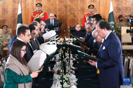   這是3月11日在巴基斯坦首都伊斯蘭堡總統(tǒng)府拍攝的內(nèi)閣宣誓就職儀式。巴基斯坦新內(nèi)閣的19名成員11日在巴總統(tǒng)扎爾達里和總理夏巴茲見證下，在首都伊斯蘭堡總統(tǒng)府宣誓就職。新華社發(fā)（巴基斯坦新聞與廣播部下轄媒體信息部門供圖）