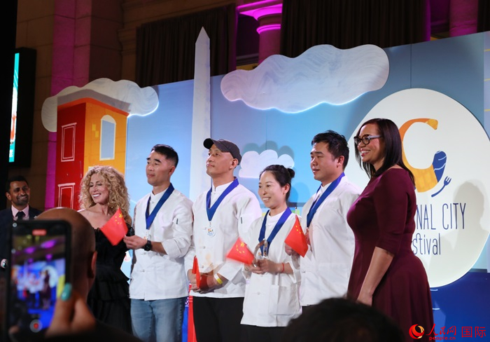 中國(guó)駐美國(guó)大使館的4名廚師榮獲專業(yè)評(píng)審亞軍。人民網(wǎng)記者 李志偉攝