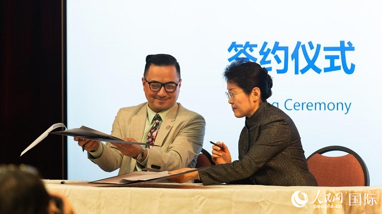 山東省圖書(shū)館與舊金山公共圖書(shū)館簽署合作協(xié)議。