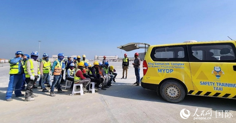 安全宣講出租車在現(xiàn)場播放安全視頻。人民網(wǎng)記者 管克江攝