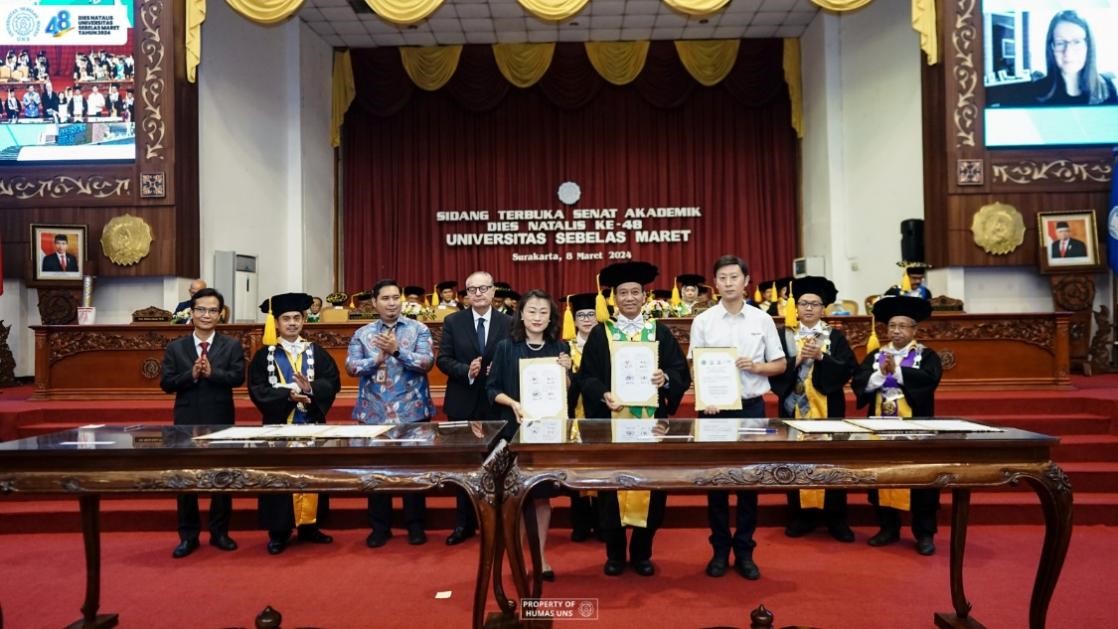 西華大學(xué)、三一一大學(xué)、印尼鋰源新材料有限公司、四川鋰源新能源有限公司四方共同簽署國(guó)際合作協(xié)議。印尼三一一大學(xué)孔子學(xué)院供圖