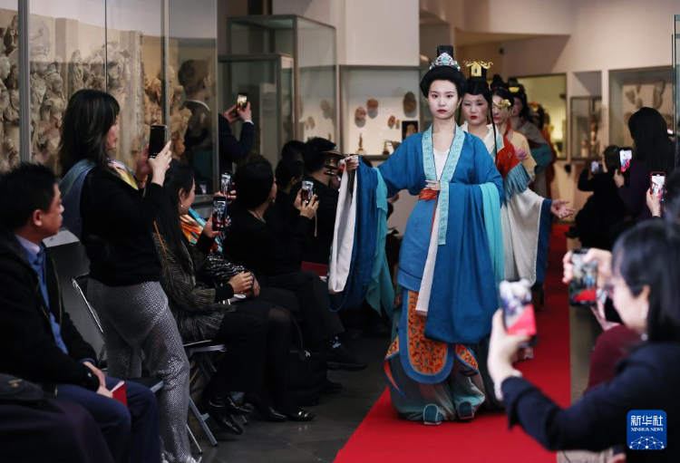 3月13日，在位于法國巴黎的吉美國立亞洲藝術(shù)博物館，模特展示敦煌復(fù)原服飾。新華社記者 高靜 攝