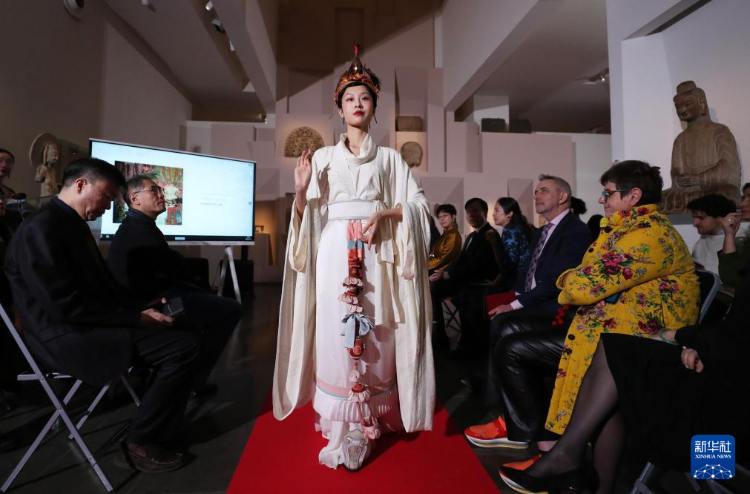 3月13日，在位于法國巴黎的吉美國立亞洲藝術(shù)博物館，模特展示敦煌復(fù)原服飾。新華社記者 高靜 攝