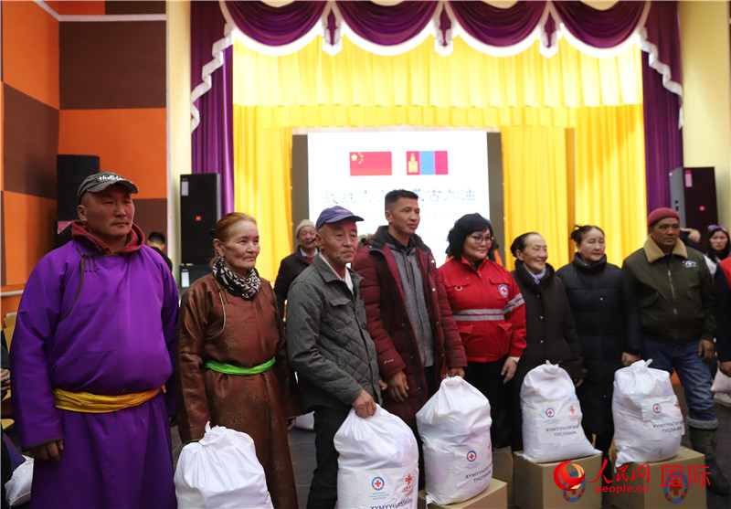 3月18日，向受災(zāi)牧民分發(fā)中方賑災(zāi)物資現(xiàn)場。人民網(wǎng)記者 霍文攝
