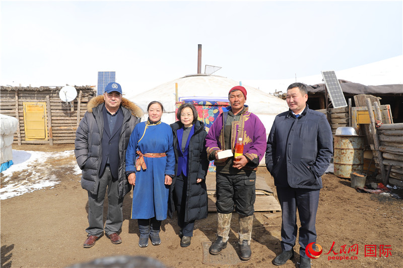 5.3月18日，沈大使與牧民及縣領(lǐng)導(dǎo)合影。人民網(wǎng)記者 霍文攝