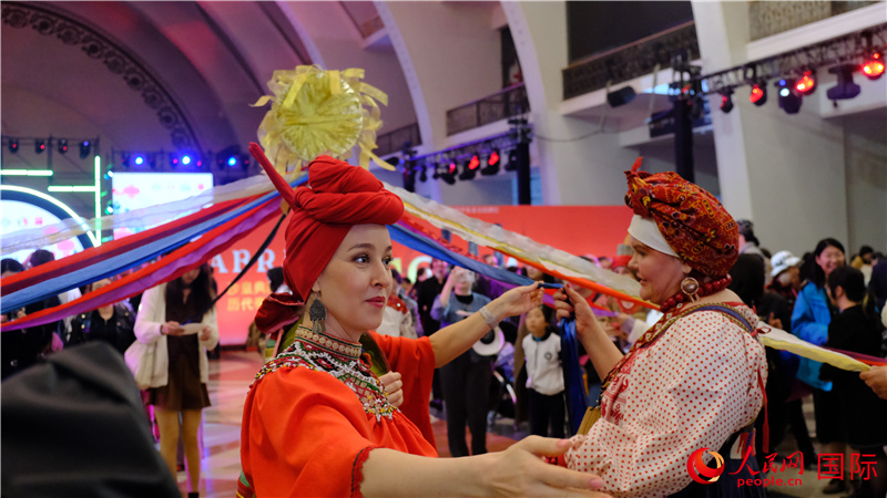 中俄觀眾在現(xiàn)場(chǎng)參與俄羅斯民俗互動(dòng)游戲。人民網(wǎng) 褚夢(mèng)琦攝