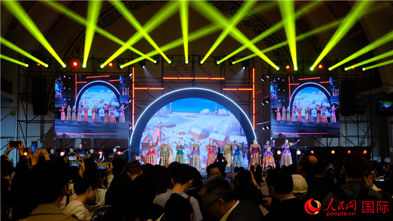中俄觀眾欣賞俄羅斯傳統(tǒng)歌舞表演。人民網(wǎng) 褚夢(mèng)琦攝