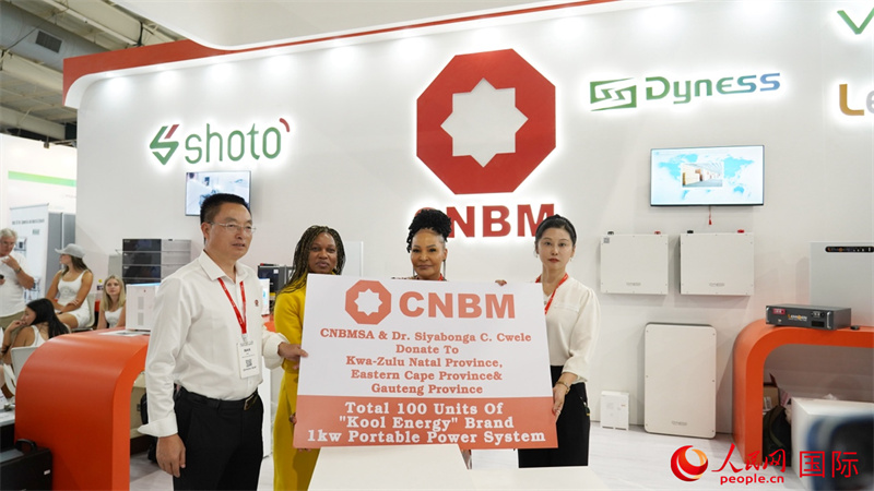 18日下午，中國建材國際南非公司向夸祖魯納塔爾省、東開普省及豪登省三省的社區(qū)捐贈100臺KOOL ENERGY移動電源設備(UPS)。人民網(wǎng) 劉暢攝
