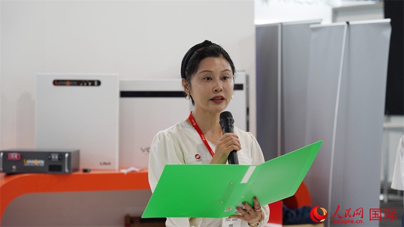 中建材海外經(jīng)濟合作有限公司總經(jīng)理姜婓致辭。人民網(wǎng) 劉暢攝