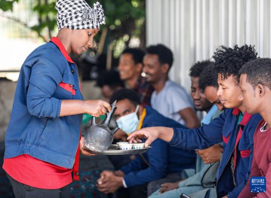 2024年2月16日，在埃塞俄比亞杜凱姆市的東方工業(yè)園，工人在工作間隙休息。 新華社記者 李亞輝 攝