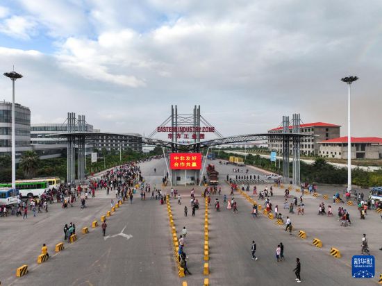 這是2023年11月3日在埃塞俄比亞杜凱姆市拍攝的東方工業(yè)園大門（無人機(jī)照片）。 新華社發(fā)（東方工業(yè)園供圖）