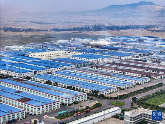 這是2023年11月3日在埃塞俄比亞杜凱姆市拍攝的東方工業(yè)園（無人機(jī)照片）。 新華社發(fā)（東方工業(yè)園供圖）