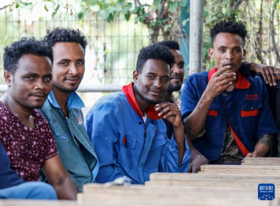 2024年2月16日，在埃塞俄比亞杜凱姆市的東方工業(yè)園，工人在工作間隙休息。 新華社記者 李亞輝 攝