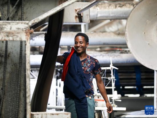 2024年2月16日，在埃塞俄比亞杜凱姆市的東方工業(yè)園，工人在東方紡織印染有限公司的車間內(nèi)工作。 新華社記者 李亞輝 攝