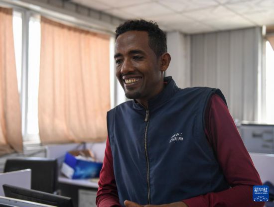 2024年2月16日，在埃塞俄比亞杜凱姆市的東方工業(yè)園，東方紡織印染有限公司經(jīng)理格圖·克貝貝接受新華社記者采訪。 新華社記者 李亞輝 攝