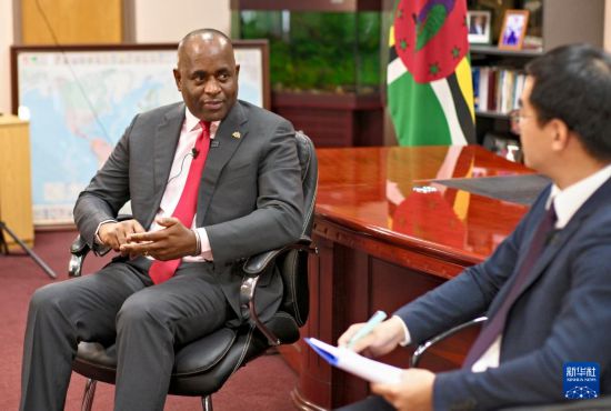 3月4日，多米尼克總理斯凱里特在首都羅索接受新華社記者專訪。新華社記者 趙凱 攝