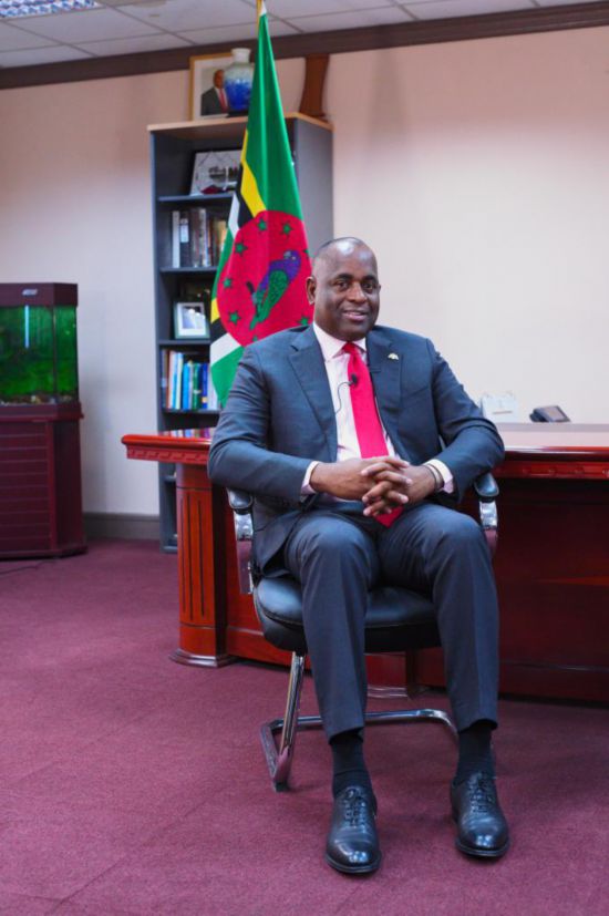 3月4日，多米尼克總理斯凱里特在首都羅索的總理辦公室接受新華社記者獨家專訪。新華社記者 趙凱 攝