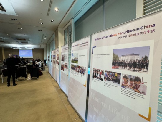 3月14日，由中國人權研究會主辦的“現(xiàn)代化發(fā)展中的少數(shù)民族受教育權——以中國西藏和新疆為例”主題邊會在瑞士日內瓦舉行。圖為會議現(xiàn)場舉辦的“中國少數(shù)民族的現(xiàn)代化生活”圖片展。新華社記者石松攝