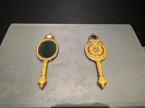 銅鍍金鑲表橢圓把鏡。新華社記者徐壯 攝