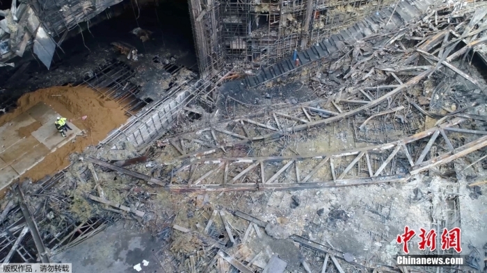 當?shù)貢r間2024年3月26日下午，據(jù)俄羅斯緊急情況部公布的消息，莫斯科州“克羅庫斯城”音樂廳恐怖襲擊事件的搜救工作已經(jīng)全部結(jié)束。據(jù)介紹，工作人員已完成現(xiàn)場滅火救援以及廢墟清理的工作。圖為發(fā)生恐怖襲擊事件后音樂廳內(nèi)部滿目瘡痍。（視頻截圖）