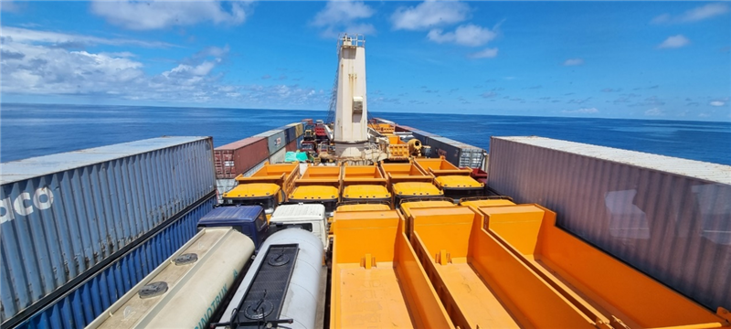 中蘇海運(yùn)直航貨輪在海上行駛。中國駐蘇里南大使館供圖