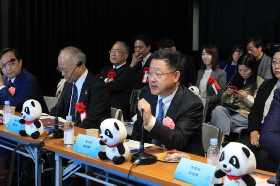 圖為四川省文化和旅游廳廳長戴允康向日本友人介紹四川旅游資源。（中國駐東京旅游辦事處供圖）