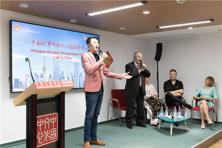 中國青年男高音歌唱家方瀧與奧爾基·圖爾達(dá)合唱羅語歌曲。布加勒斯特中國文化中心供圖。