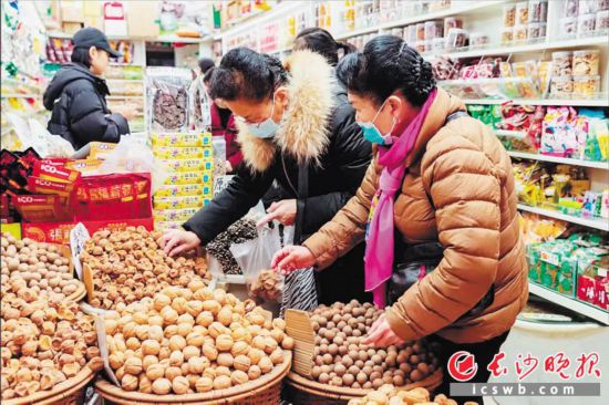 　　在長沙南門口菜市場附近的一家炒貨店內(nèi)，市民正在選購年貨?！　￠L沙晚報全媒體記者 范宏歡 攝