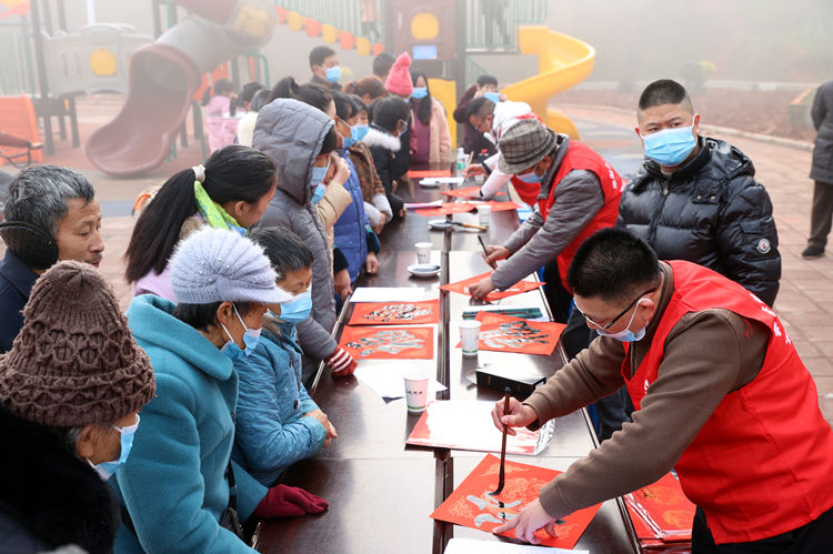 書法愛好者現(xiàn)場寫春聯(lián)。翠屏區(qū)融媒體中心供圖